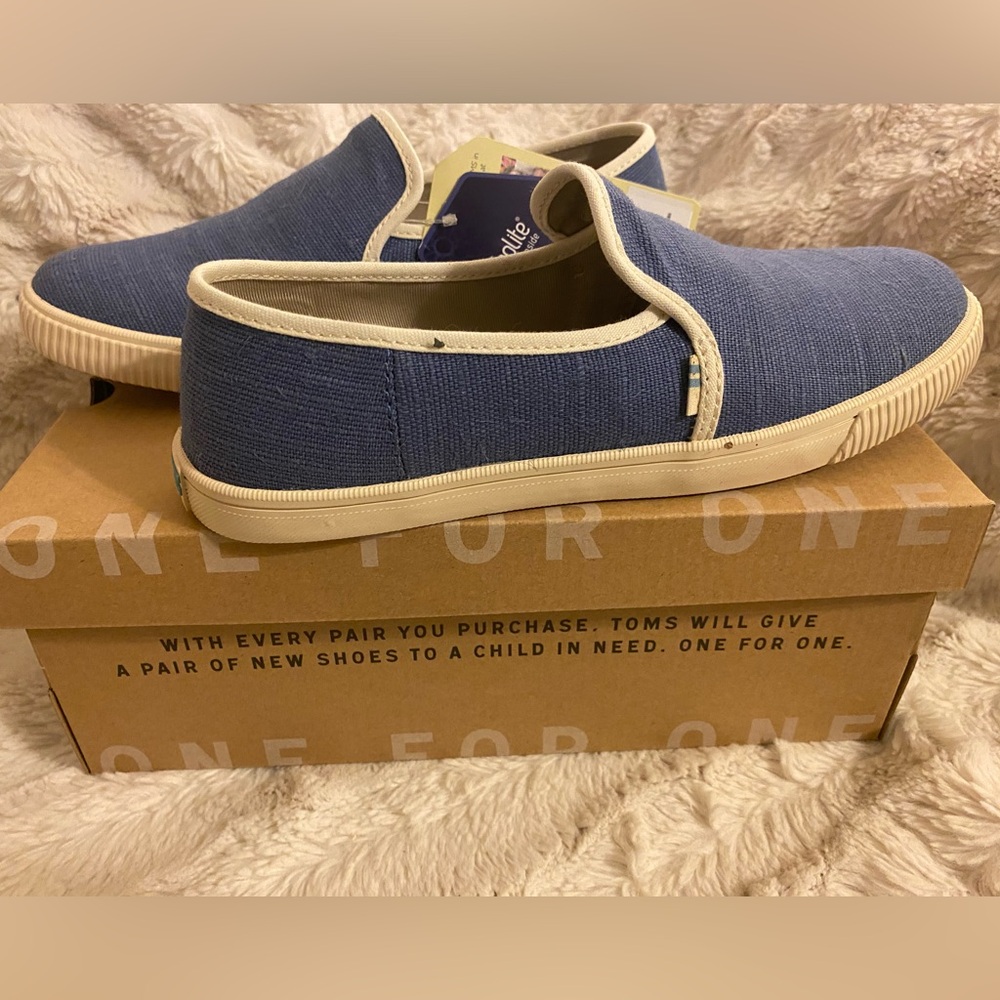 TOMS Women’s Clemente Infinity Blue Heritage Canvas Loafer, size 7